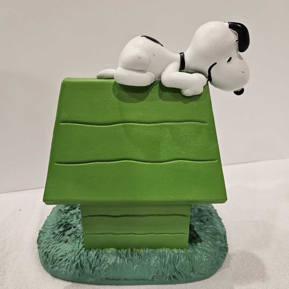 Snoopy & Woodstock's Happy St. Patrick's Day Peanuts Pot of Gold Doghouse NWT - Picture 3 of 9